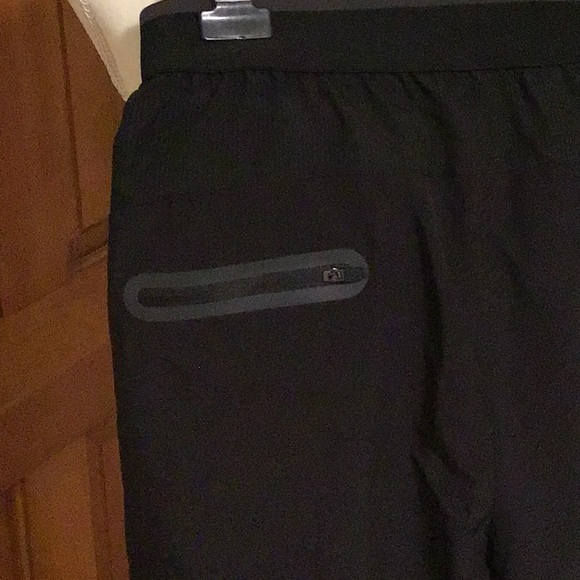 NWT: Activewear Woven Short w/Back Zip Pocket - Picture 4 of 4